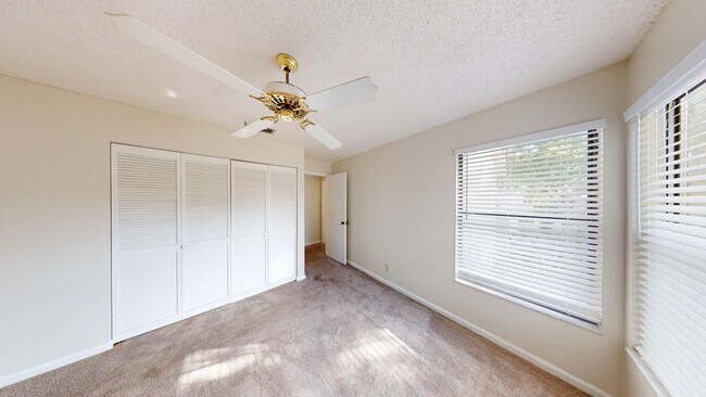 Building Photo - Spacious 3Bed/2.5Bath/Garage Home in Via Verde