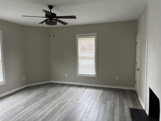 Building Photo - 218 College St