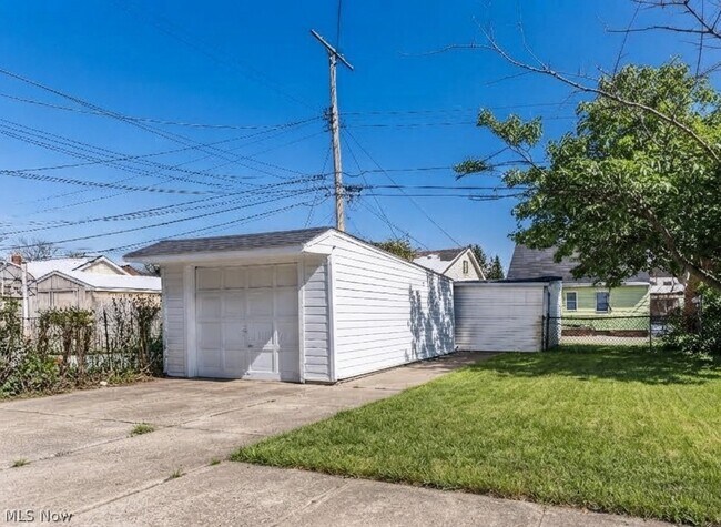 Building Photo - 4933 E 109th St
