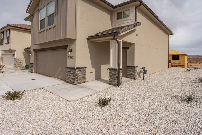 Building Photo - Desert Canyons End Unit – 4-Bedroom, 2.5-B...
