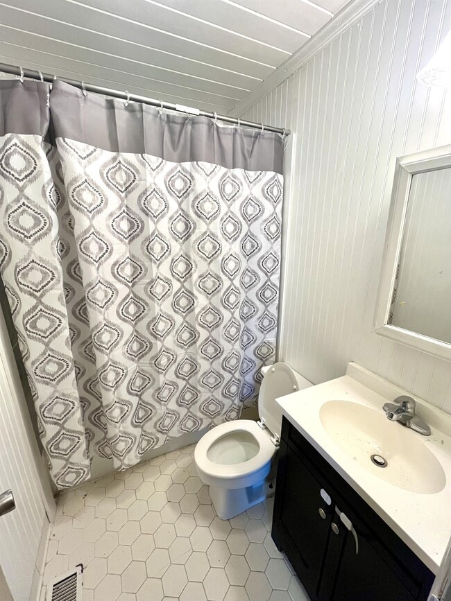 Building Photo - 393 Snow Creek Rd