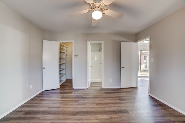 Building Photo - 4 Bed | 2 Bath in Midtown!