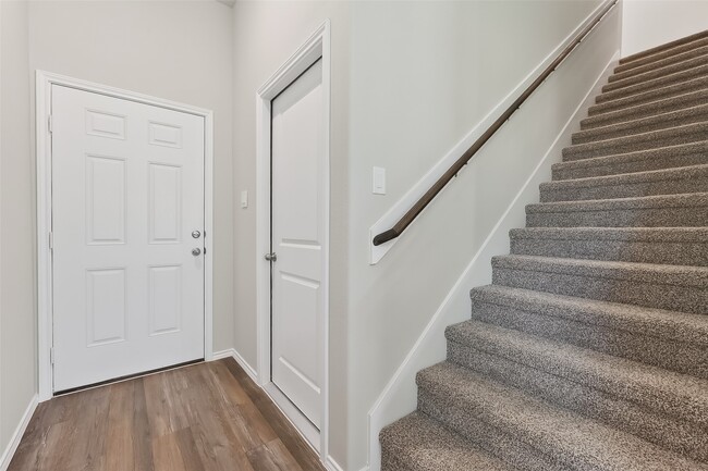 Building Photo - 1452 Glen Oaks Dr