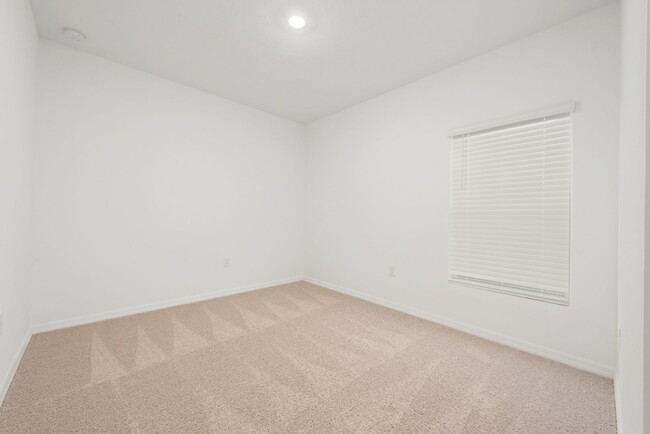 Building Photo - 4 Bedroom/2 Bath Home with WaterView in St...
