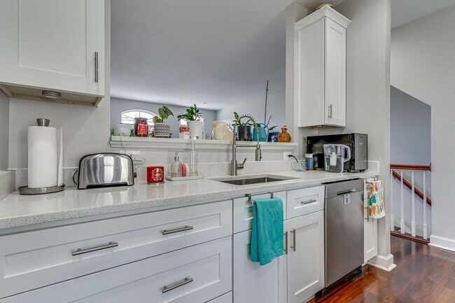 Building Photo - Belmont Bay Beauty! Three level two car ga...