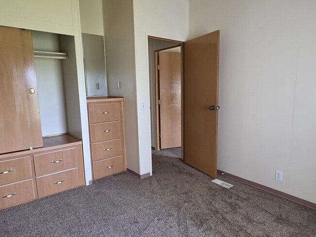 Building Photo - "Charming 4-Bedroom Retreat with Cozy Fireplace in Woodburn – 1900 Sq Ft of Comfort!"