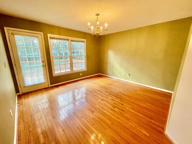 Building Photo - 3 Bed 2.5 Bath Beautiful Home Located North West Greensboro!