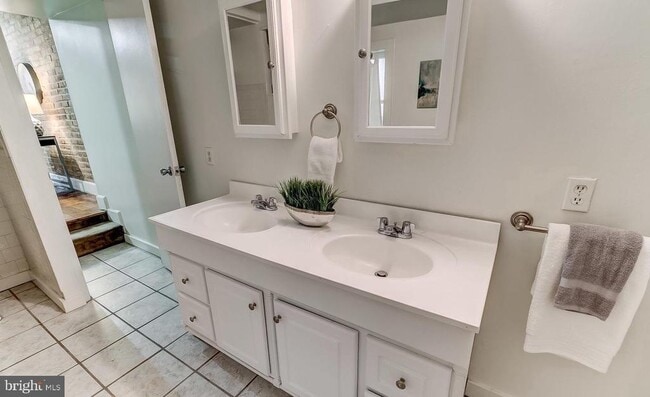 Building Photo - 825 S Charles St