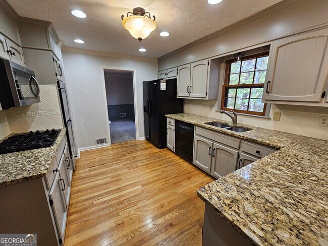 Building Photo - 5525 Wedgewood Ct SW