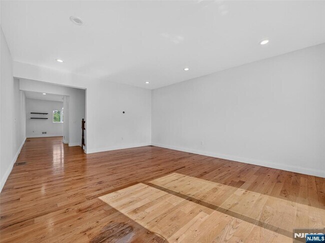 Building Photo - 524 Harrison Ave