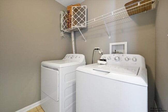 Building Photo - 2571 Hillsboro Blvd