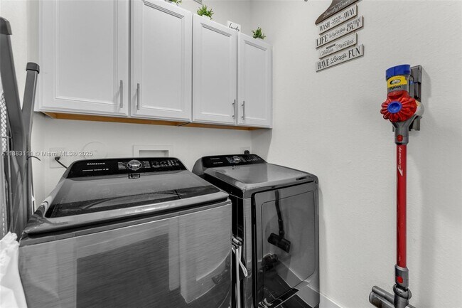 Building Photo - 9805 NW 89th Terrace