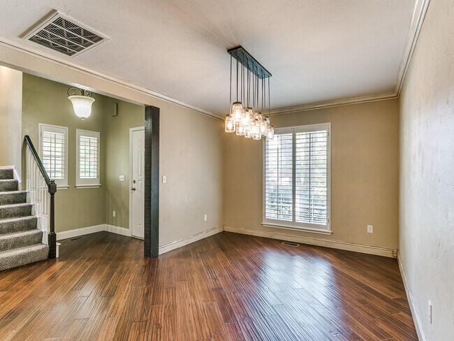 Building Photo - 1815 Chelsea Dr