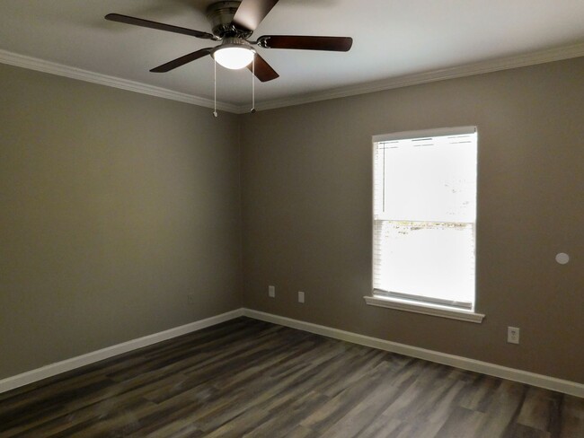 Building Photo - Room For Rent