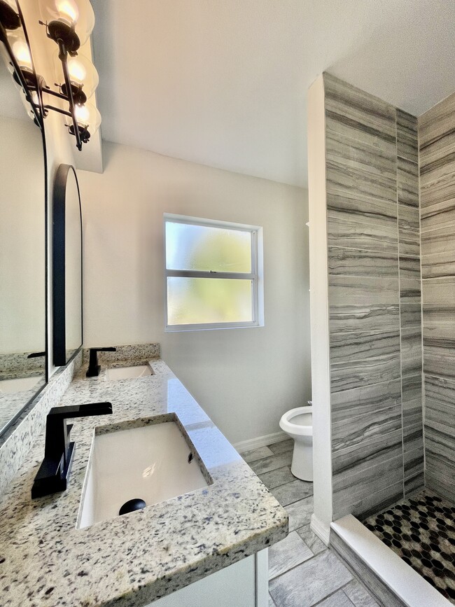 Building Photo - 1434 Overlea St