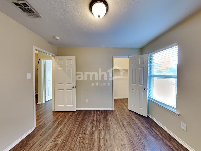 Building Photo - 905 Zoe St