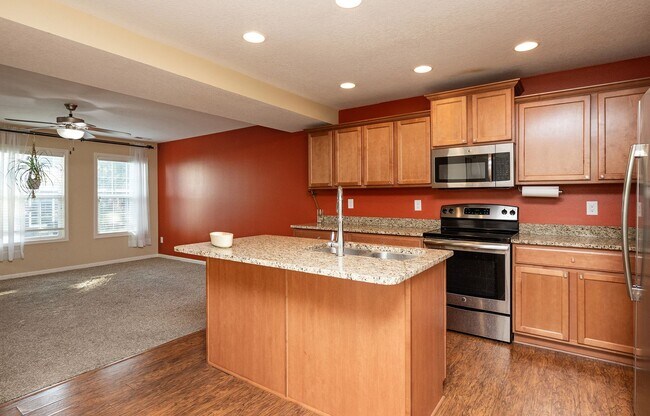 Building Photo - END UNIT!!  3 Bedroom, 2.5 Bathroom Townhome in West Des Moines!