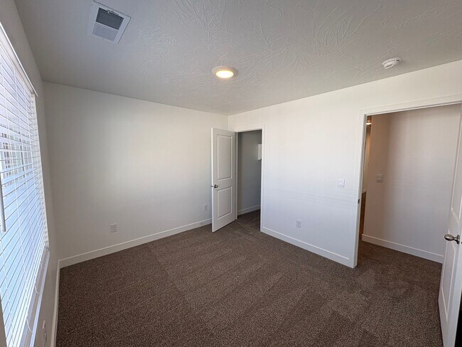 Building Photo - FOUR BED HOME AVAILABLE NOW