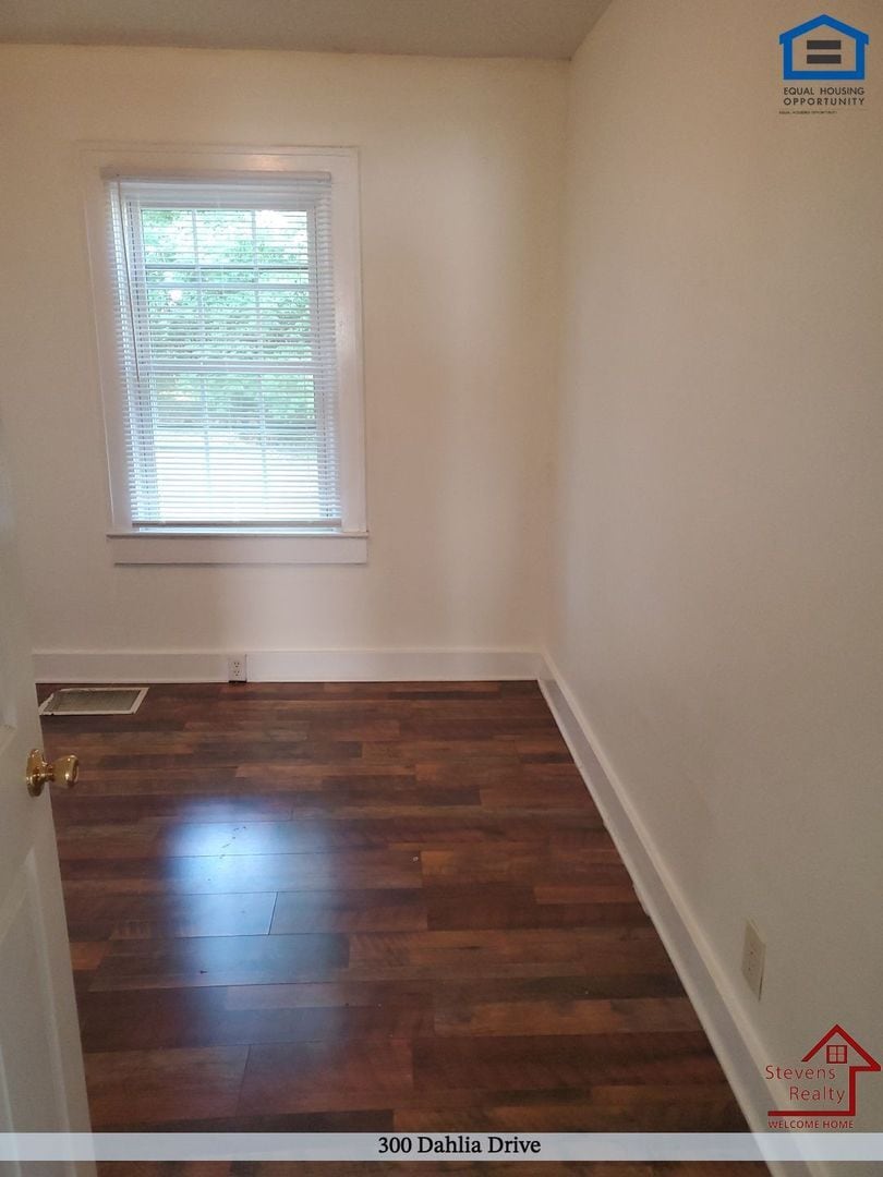 Building Photo - 300 Dahlia Dr