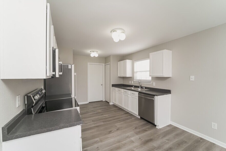 Building Photo - 822 Littleton Dr