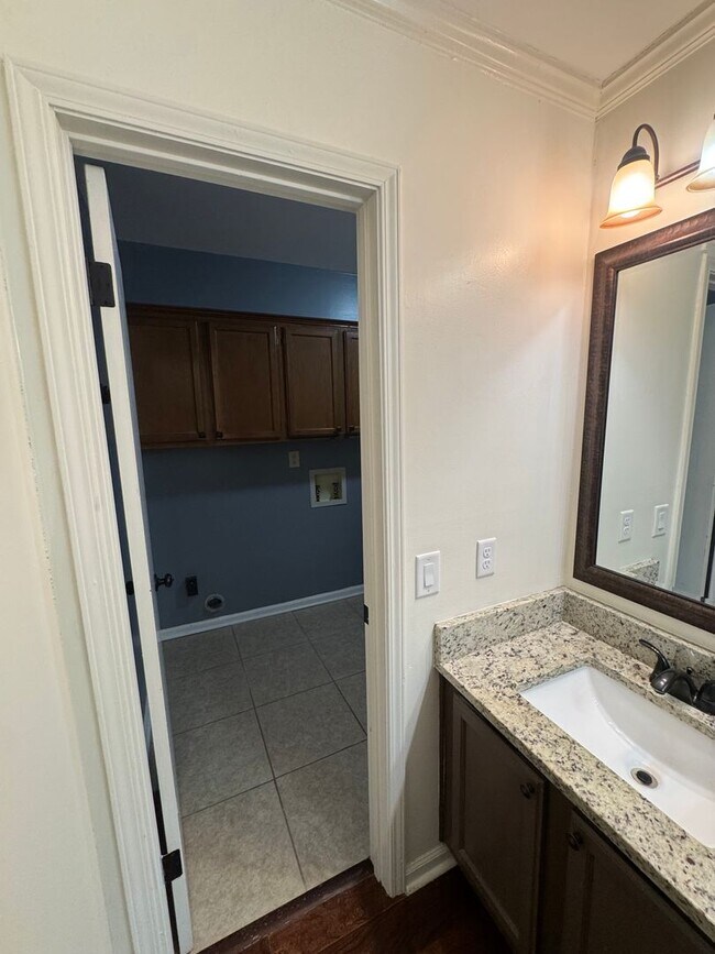 Building Photo - Beautiful home with over 2k square feet!
