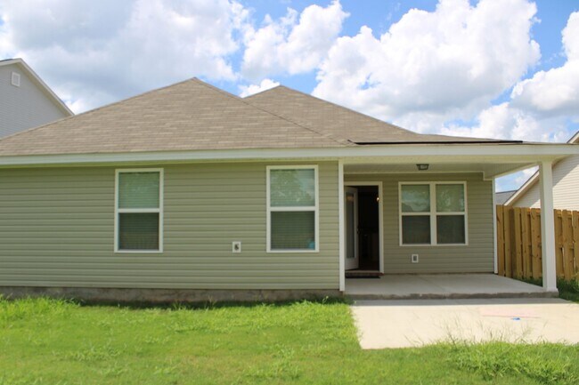 Building Photo - New 3 Bedroom 2 Bath Grovetown