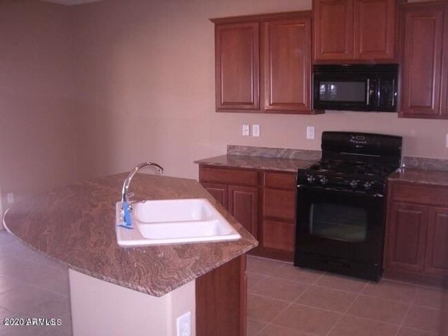 Building Photo - Gorgeous Large 4 Bed 2.5 Bath Home with lo...