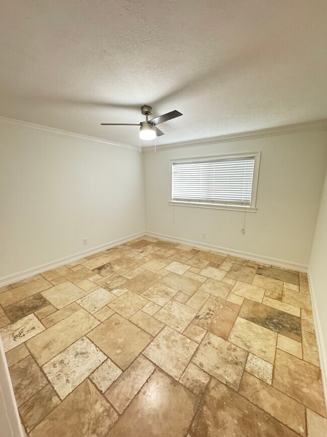 Building Photo - 905 SW 48th Ter