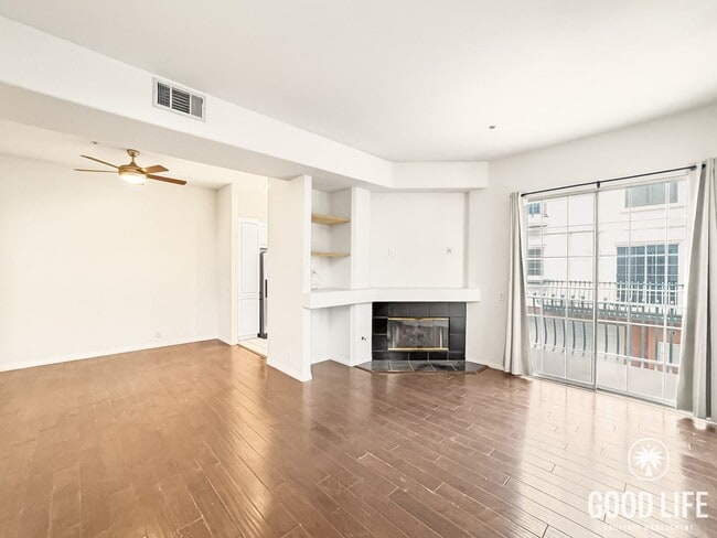 Building Photo - Bright 2Bd/2.5Ba End Unit w/Water/Sewer/Trash Included In Prestigious Tustin Community!