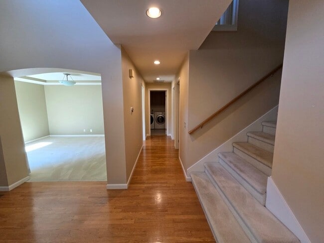 Building Photo - 4Bd/2.5Ba Bellevue House