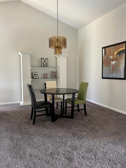 Building Photo - 9775 Sun Pointe Dr