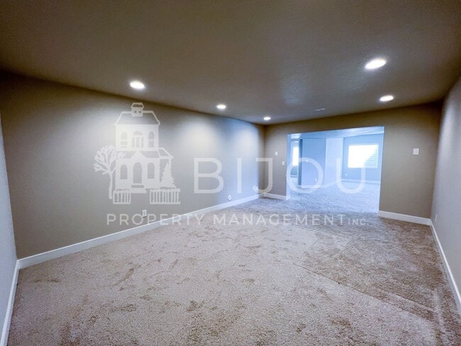 Building Photo - Grand Overlook to the Mountains!