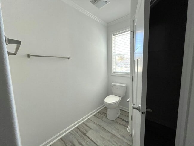 Building Photo - 115 N Lake Dr
