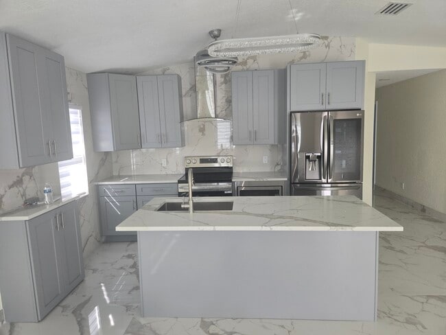 Building Photo - 716 Truman St