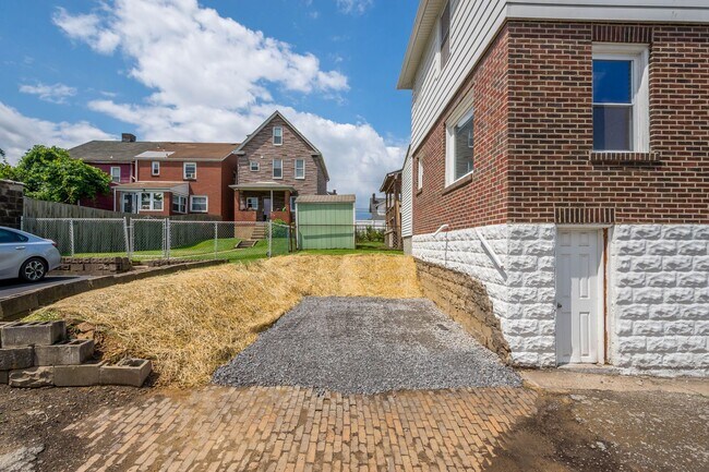 Building Photo - Stunning 2 bedroom home in North Braddock ...