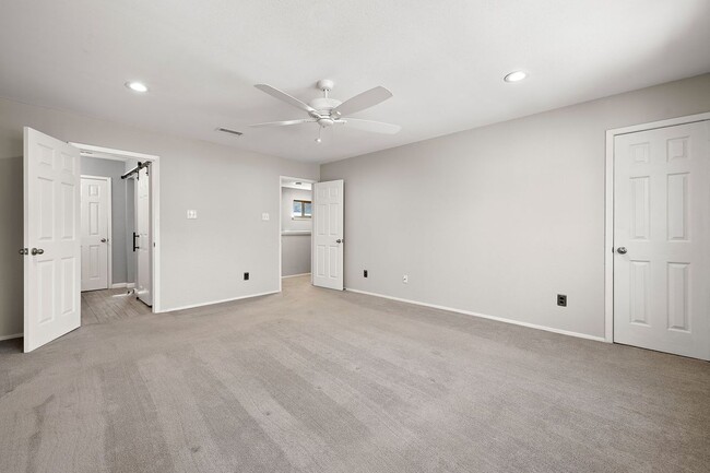 Building Photo - 4910 Pelham Dr