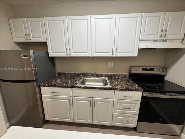 Building Photo - 3300 S Dixie Hwy