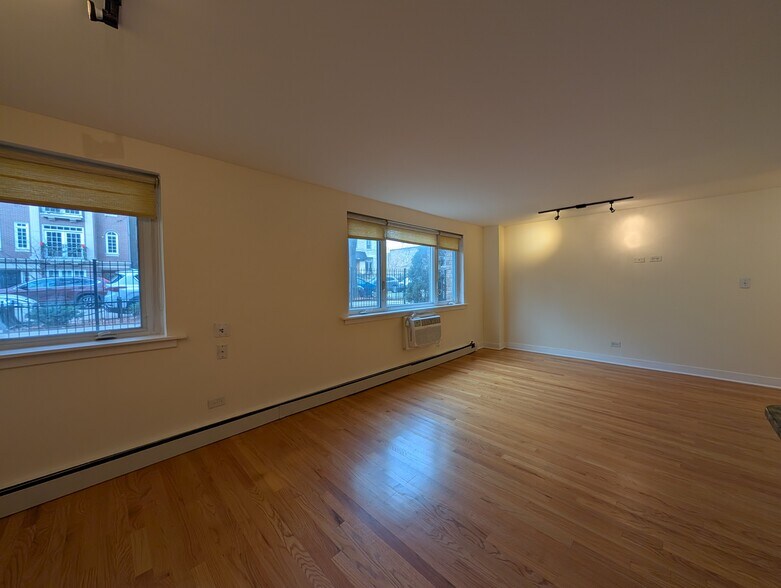 Building Photo - 630 W Wrightwood Ave