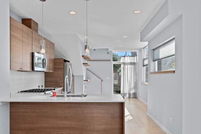 Building Photo - 2Bd/1.75Ba Seattle Townhouse
