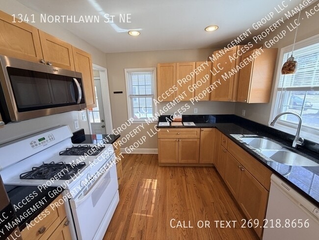Building Photo - 1341 Northlawn St NE