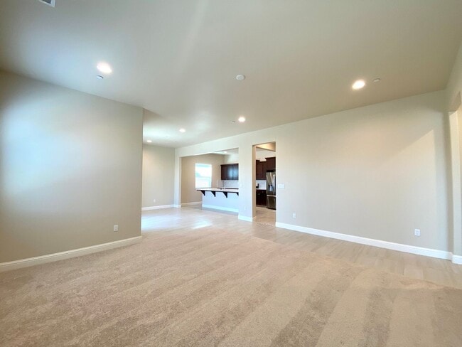 Building Photo - $2,495 Leonard & Ashlan, 3 Bedroom Home - ...