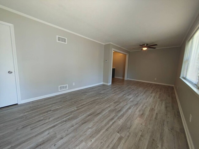 Building Photo - Very Nice Newly Renovated Home in Parkway ...