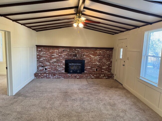 Building Photo - Charming Vintage Home