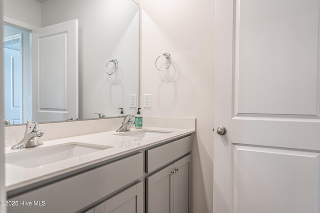 Building Photo - 3024 Paradise Way