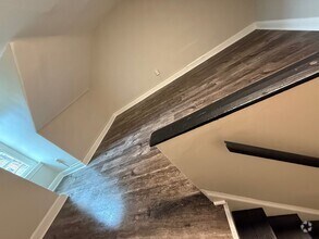 Building Photo - 3 Bedroom Renovated Townhome