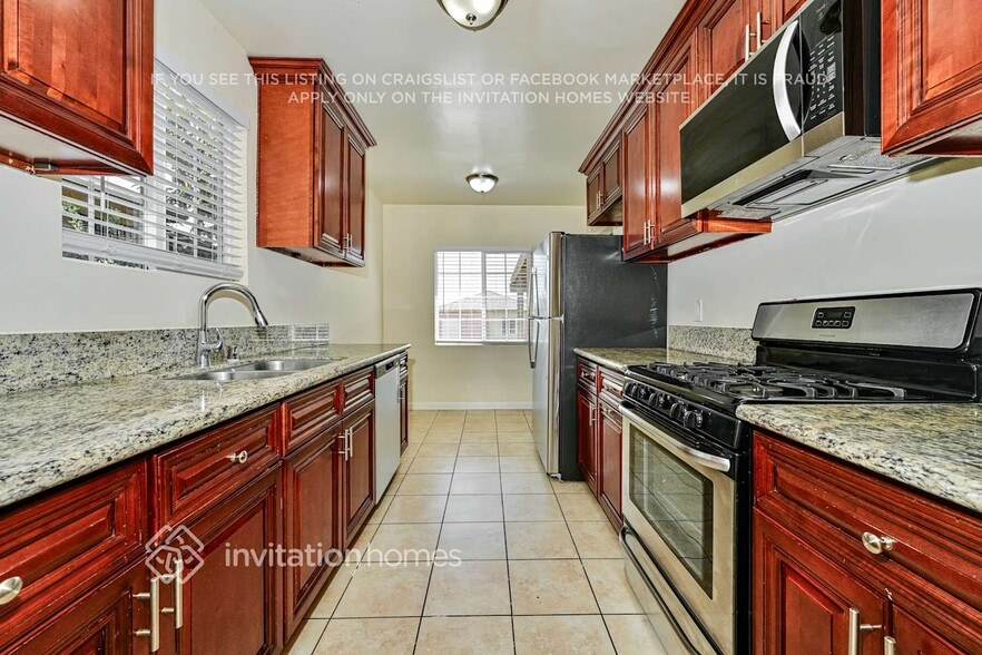 Building Photo - 13946 Terra Bella St