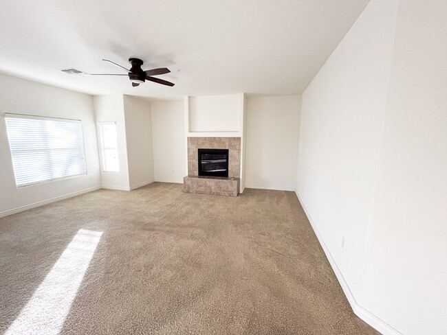 Building Photo - 3Bed/2.5Bath Townhouse at the 303 amd the ...