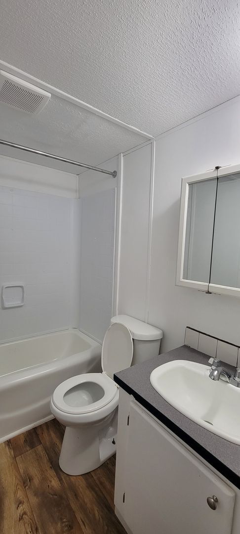 Building Photo - Ready to Move in