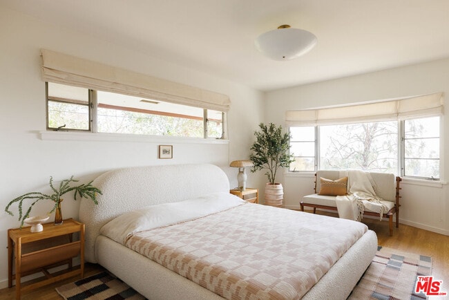 Building Photo - 1575 E Loma Alta Dr