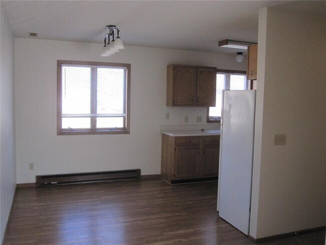 Building Photo - 870 E 6th St